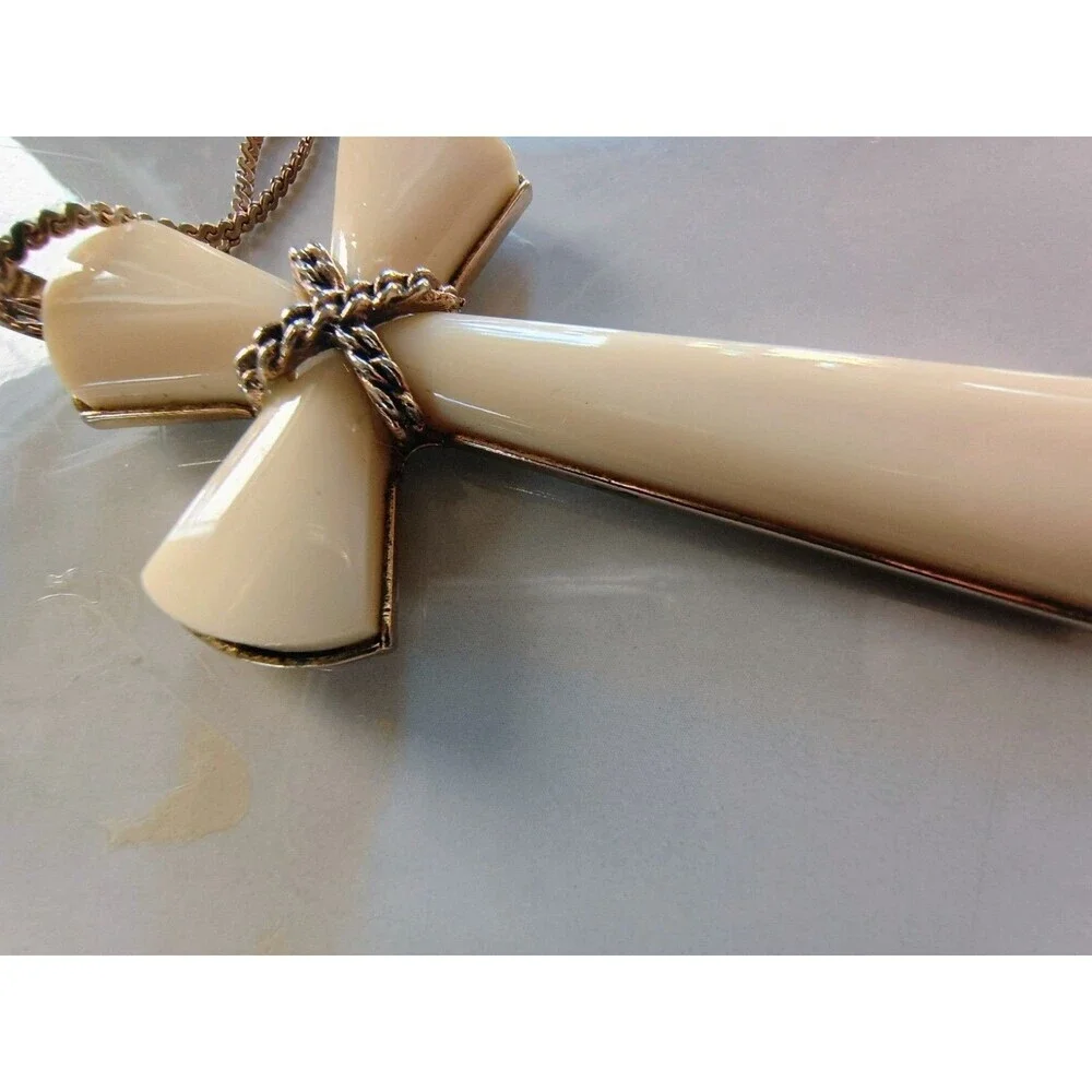 Vtg Estate Avon Beige Cross Necklace Religious Pendant - Picture 7 of 8